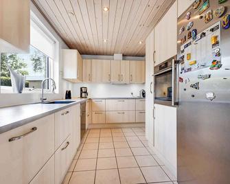 Cozy And Spacious Townhouse In Aars - Aars - Кухня