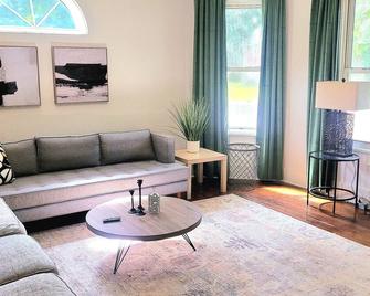 3-bedroom house in marvelous Estherville with AC, WiFi. Enjoy your stay - Estherville - Sala de estar