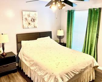 Welcome International Guests-Medical Residents-free shuttle downtown-full kitchen- free parking - Memphis - Bedroom