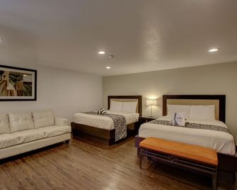 CCBC Resort Hotel - A Gay Men's Resort - Cathedral City - Bedroom