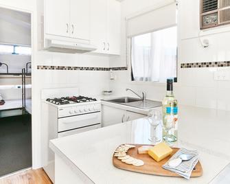Anglesea Family Caravan Park - Anglesea - Kitchen