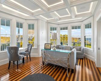 Topside Inn - Boothbay Harbor - Living room