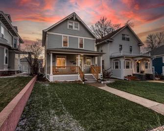 Serenity Sauna Retreat - Blocks from Downtown - Sioux Falls - Building