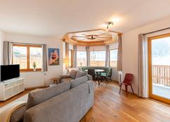Spacious Apartment in the Stubaital with Mountain Views - Neustift im Stubaital - Salon