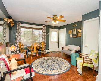 Mayo Discount Offered Private Bedroom #2 Near Mayo - Rochester - Living room