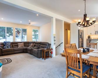 Dog Friendly Home Near Hiking/Biking Trails and Ski Resorts, EV charger - Brockway - Living room