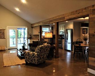 Escape to your cozy 2-bedroom cottage, just a hop away from Rock City - Lookout Mountain - Sala de estar