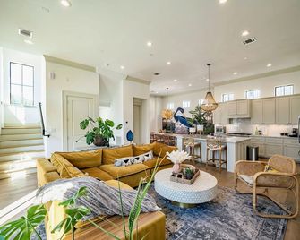 Boheme Haus · Award-Winning Designer Luxury for 12 · Montrose · 3200sqft - Houston - Sala de estar
