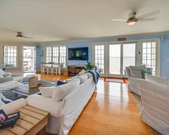 Bayfront White Stone Escape with Private Beach! - White Stone - Sala de estar