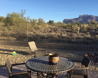Lovely Mountain View, Close to hiking & golf, Comfortable Home, Community Pool - Gold Canyon - Balcón