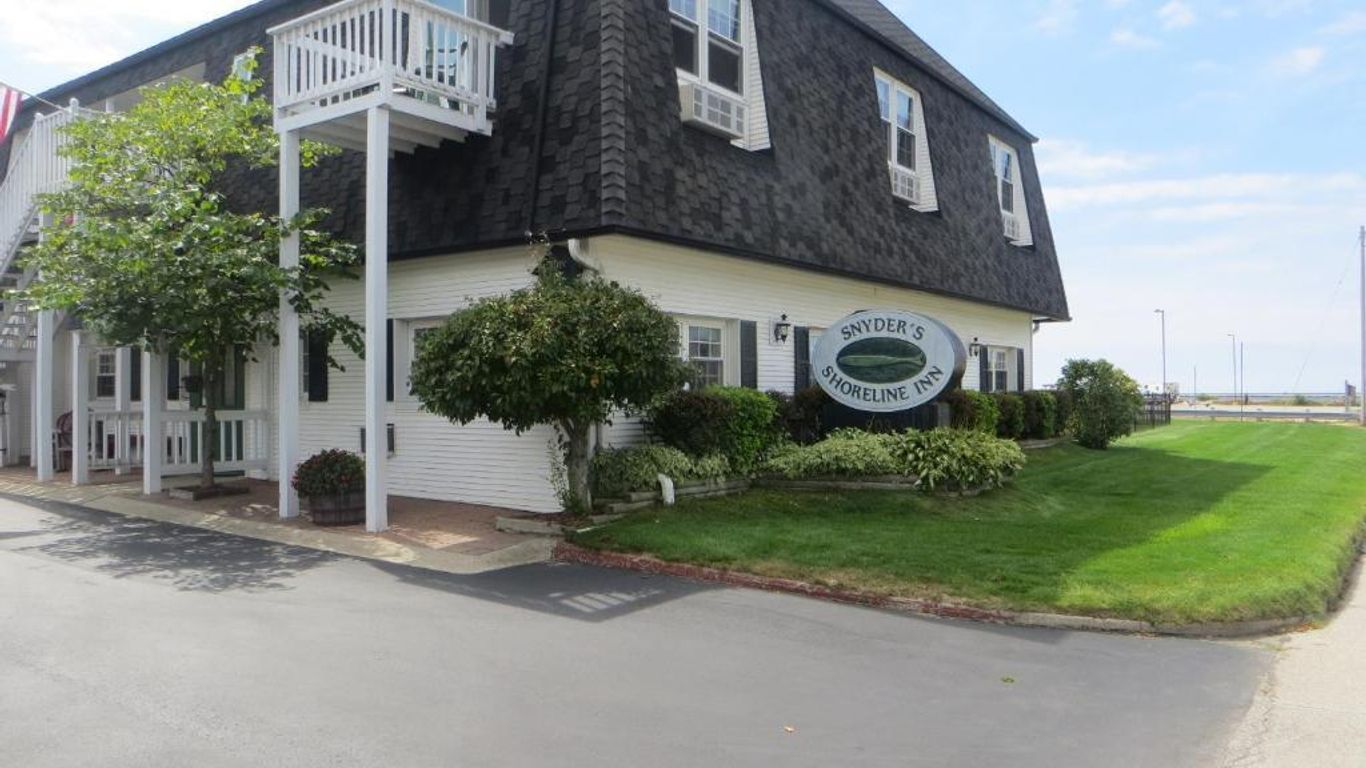 Snyders Shoreline Inn