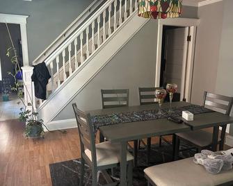 Charming bedroom in welcoming Easton with WiFi, AC, shared kitchen and bathroom - Easton - Dining room
