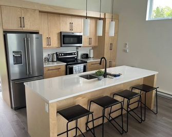 Luxury Oceanfront Cottage - Rose Bay - Kitchen