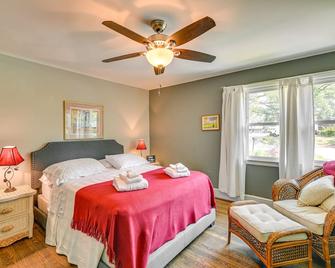 Cute Downtown Conway Duplex - 15 Mi to Beach! - Conway - Bedroom