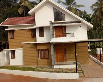 Purple Grass Villa at calicut near wayanad road. 8km from city . Home stay - Kozhikode - Building