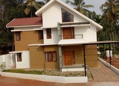 Purple Grass Villa at calicut near wayanad road. 8km from city . Home stay - Kozhikode - Building
