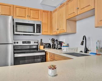 Pink playhouse sq near Progressive field & CSU - Cleveland - Kök