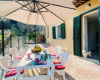 Ca de Matette - Bike Nature & Relax - Finale Ligure - Innenhof