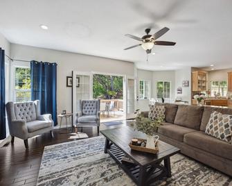 Serene And Stylish 3bd 2,5ba House Near Wineries - Sonoma - Living room