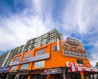 M Qube Hotel - Penang - Building