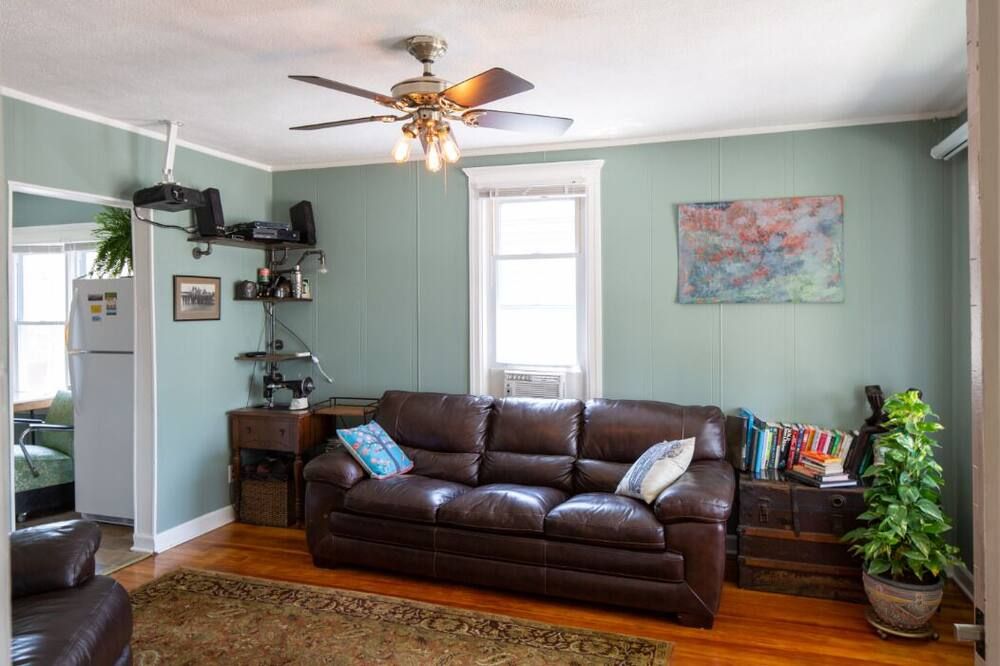 Beautifully designed warm and cozy Detroit artist hideaway!! - Hamtramck - Huiskamer