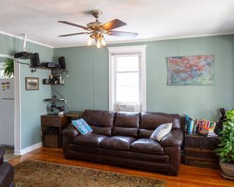 Beautifully designed warm and cozy Detroit artist hideaway!! - Hamtramck - Wohnzimmer