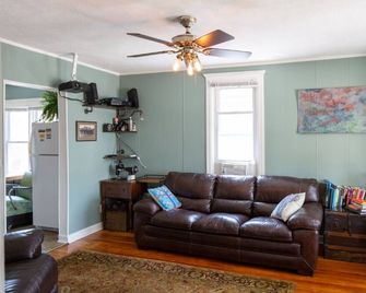 Beautifully designed warm and cozy Detroit artist hideaway!! - Hamtramck - Huiskamer