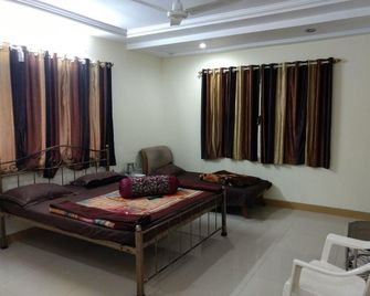 Hotel Shanti Palace - 默哈伯萊什沃爾 - 臥室