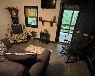 Cozy 2-bedroom cabin in charming Hinton with WiFi - Hinton - Sala de estar