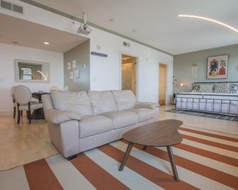 Designer Downtown Condo Suite - Splendid View - Des Moines - Living room