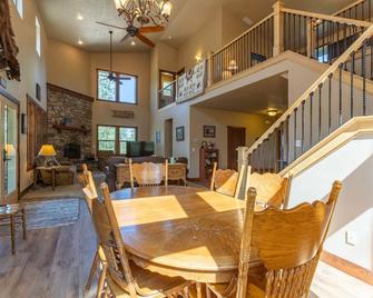 Secluded cabin on 6 acres- wood fireplace- sleeps 11 - Cascade - Dining room