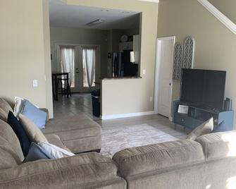 Cozy, Stylish Garden Home - Dothan - Living room