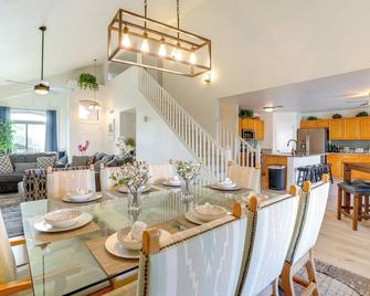 Pool and Hot Tub Spacious Phoenix-Area Escape - Avondale - Dining room
