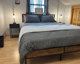 Sleep 6+ adults, new 2 Br 1 Ba adjacent to Bell Manor. Cleaning fees included! - Chillicothe - Ložnice