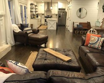 New Modern Farmhouse with Beds and Bathrooms for Everyone! - Forest - Sala de estar