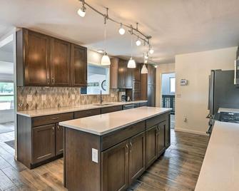 Upscale Sun City Home on South Golf Course - Sun City - Kitchen