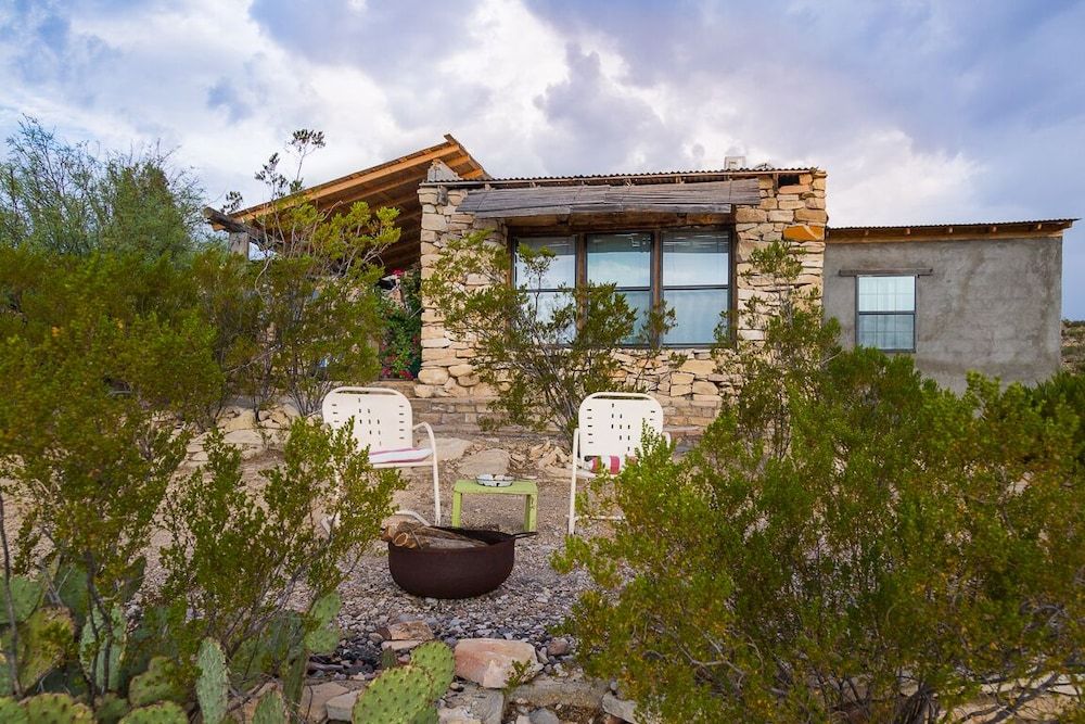 Building view of Mimi's Guestroom - Texas' Best Kept Secret!