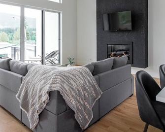 Lakeside Living New 4 Bedroom Retreat - Lake Cowichan - Living room