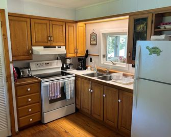 Cozy, modern cottage lots of space, perfect waterfront for swimming / water fun! - Barry's Bay - Cocina