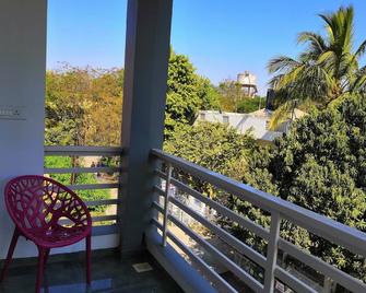 Shrivardhan Homestay Penthouse is centrally located, so you can easily get to know the city's fascinating tourist attractions - Indore - Balcony