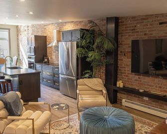 Historic Downtown Luxury Suite - Lacombe - Living room