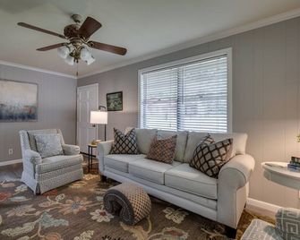Centrally located. Charming brick home. Quiet neighborhood. - West Monroe - Вітальня