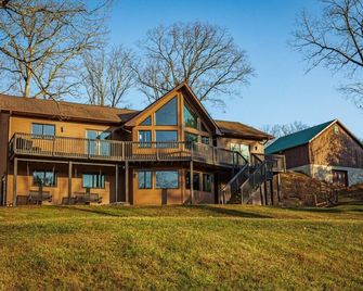 Vineyard w/ mountain views - minutes to ski and waterparks - Stroudsburg - Building