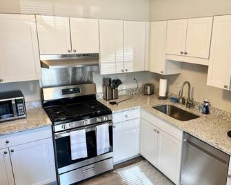 Cheerful 2 bedroom townhouse with indoor fireplace - Tucker - Kitchen
