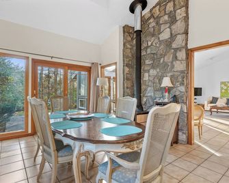 Wild Harbour Estates 4bd, 2.5 Ba Contemporary--Association Beach, Central A/C, Outdoor Shower - North Falmouth - Comedor