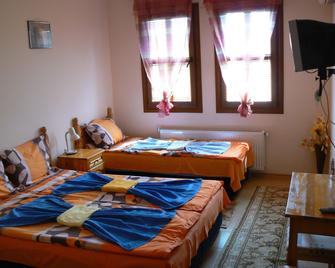 Family Hotel Varusha - Veliko Tarnovo - Bedroom