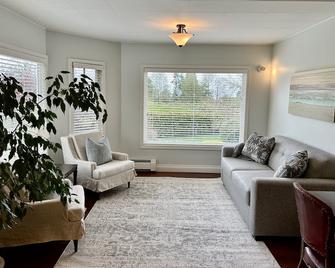 Beautiful Ocean View Suite Near the Airport, Ocean and Wineries! - Saanichton - Вітальня