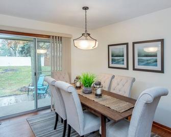 A beautiful five-bedroom house is perfect for the entire family! - Apple Valley - Dining room