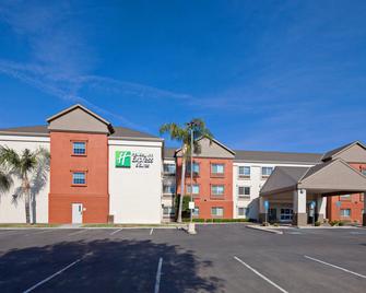 Holiday Inn Express & Suites Tulare - Tulare - Building