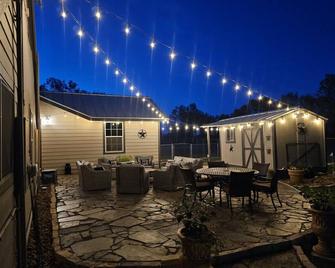 Historic Farmhouse - Tranquil Country Nature Escape - Hondo - Patio